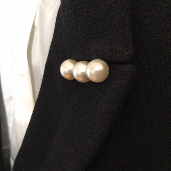 Linda Lundstrom cropped blazer with pearl accents - Picture 3 of 8